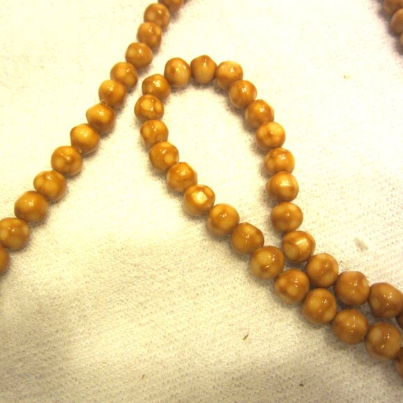 RETRO VTG 60'S LONG CARAMEL COLOR BEADED NECKLACE - Picture 2 of 3